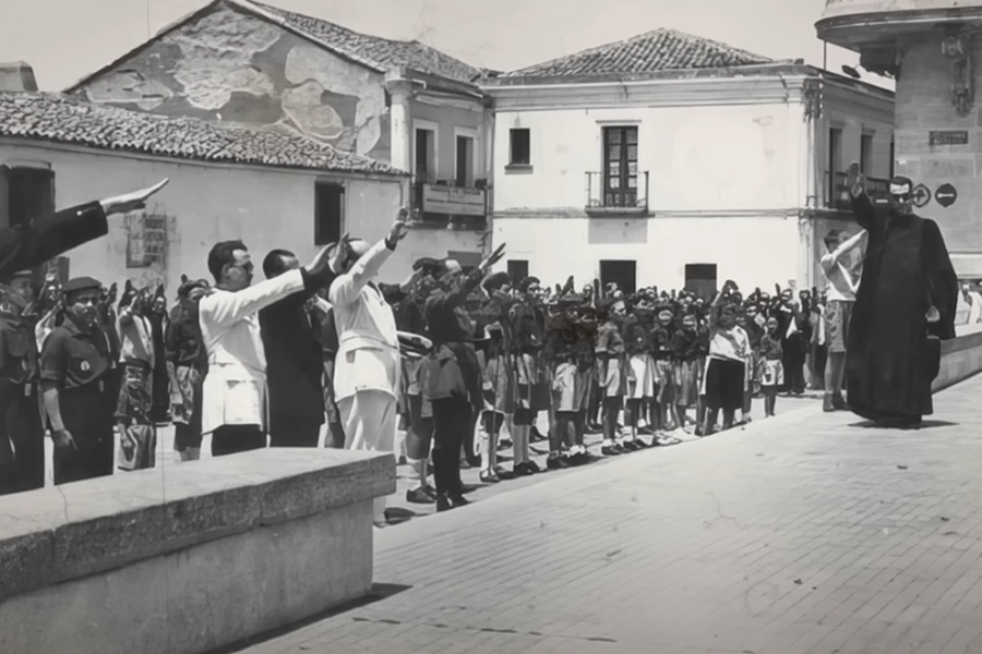Desfile franquista con sacerdote